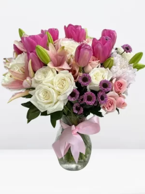 Jarrón de Rosas y Variedad de Flores