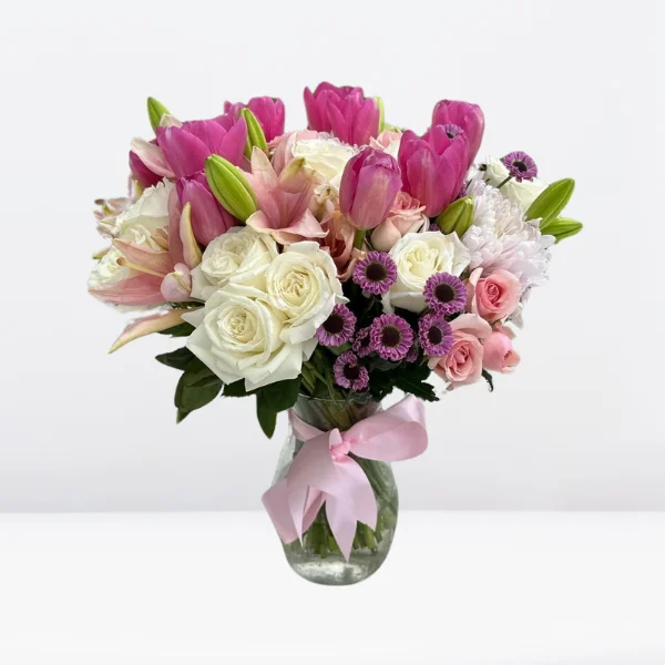 Jarrón de Rosas y Variedad de Flores