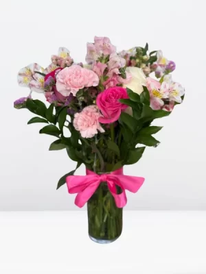 Jarrón Alto de Rosas y Variedad de Flores